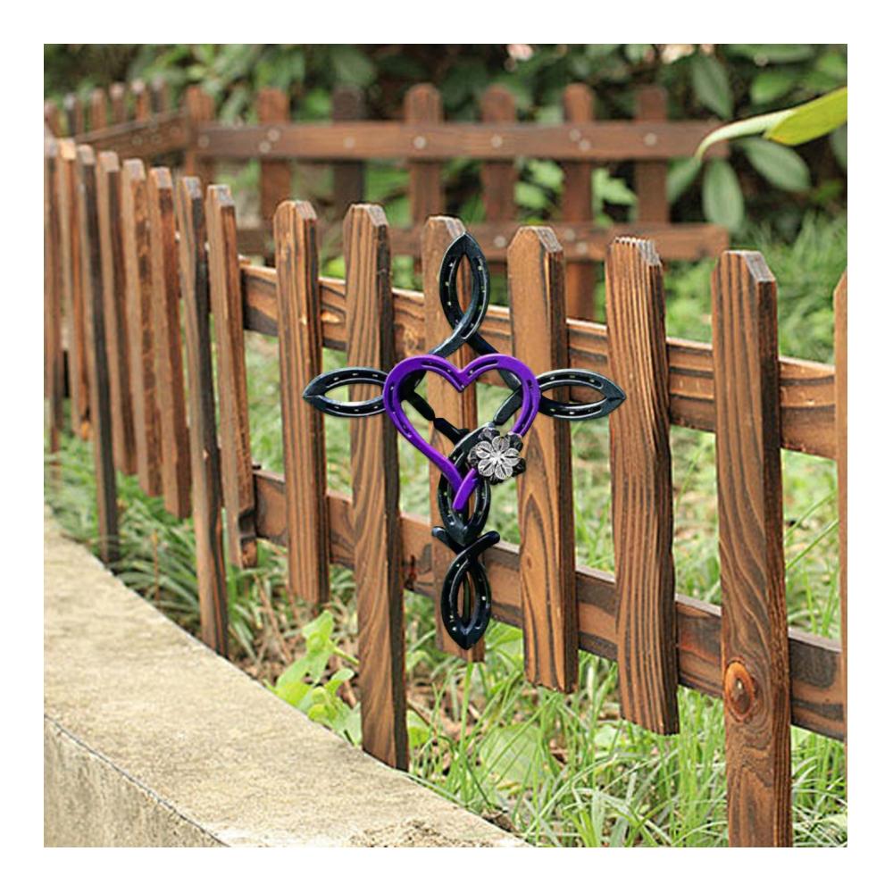 Kreieren Sie eine spirituelle Oase mit unserem exquisiten Kruzifix Dekoartikel Rustikales Metallkreuz für den Garten kunstvoll verziert mit Herz und Blumen. Schmücken Sie Ihren Garten mit diesem natürlichen Hufeisenkreuz einem zeitlosen Metallkreuzschild. Gartenornamente für einen harmonischen Raum. 158x118 Zoll in lila gehalten – die perfekte Dekoration für Garten und Wohnraum
