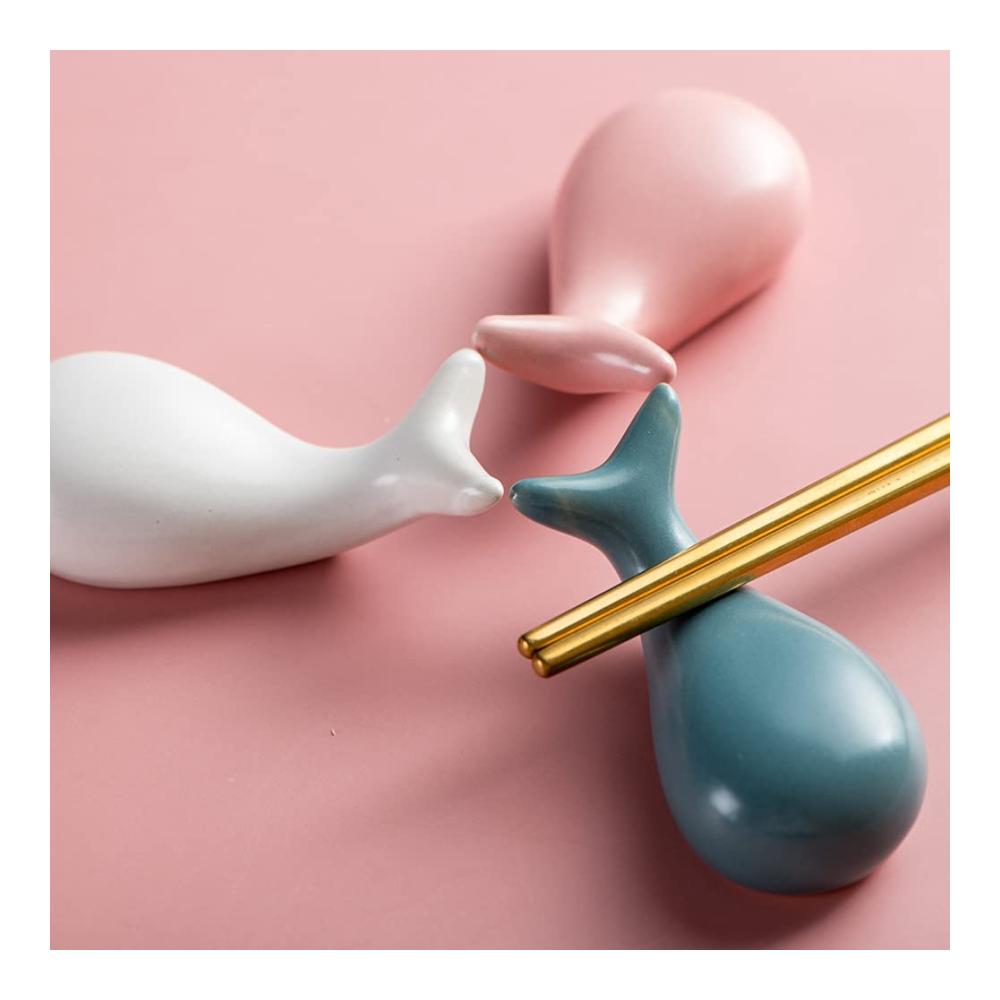 Entdecken Sie Eleganz beim Essen Essstäbchenhalter-Set mit 8 Keramikständern in verspielter Delfinform. Praktische Bänkchen für Ihre bunt gestalteten Essstäbchen. Stilvolle Ablagen perfektes Besteckzubehör für den Esstisch. Verleihen Sie Ihrem Restaurant oder Zuhause mit diesen 68×20×45 mm Essstäbchenhaltern eine exklusive Note
