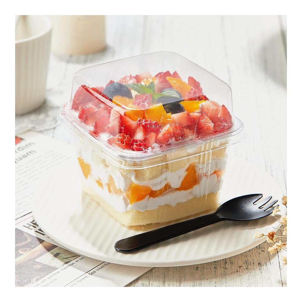 50 Stück Wiederverwendbare Dessertschalen & Schüsseln - Eckige Plastikbecher mit Deckel (240ml) inkl. Löffeln. Perfekt für Parfait Pudding & Mousse. Elegant servieren und genießen
