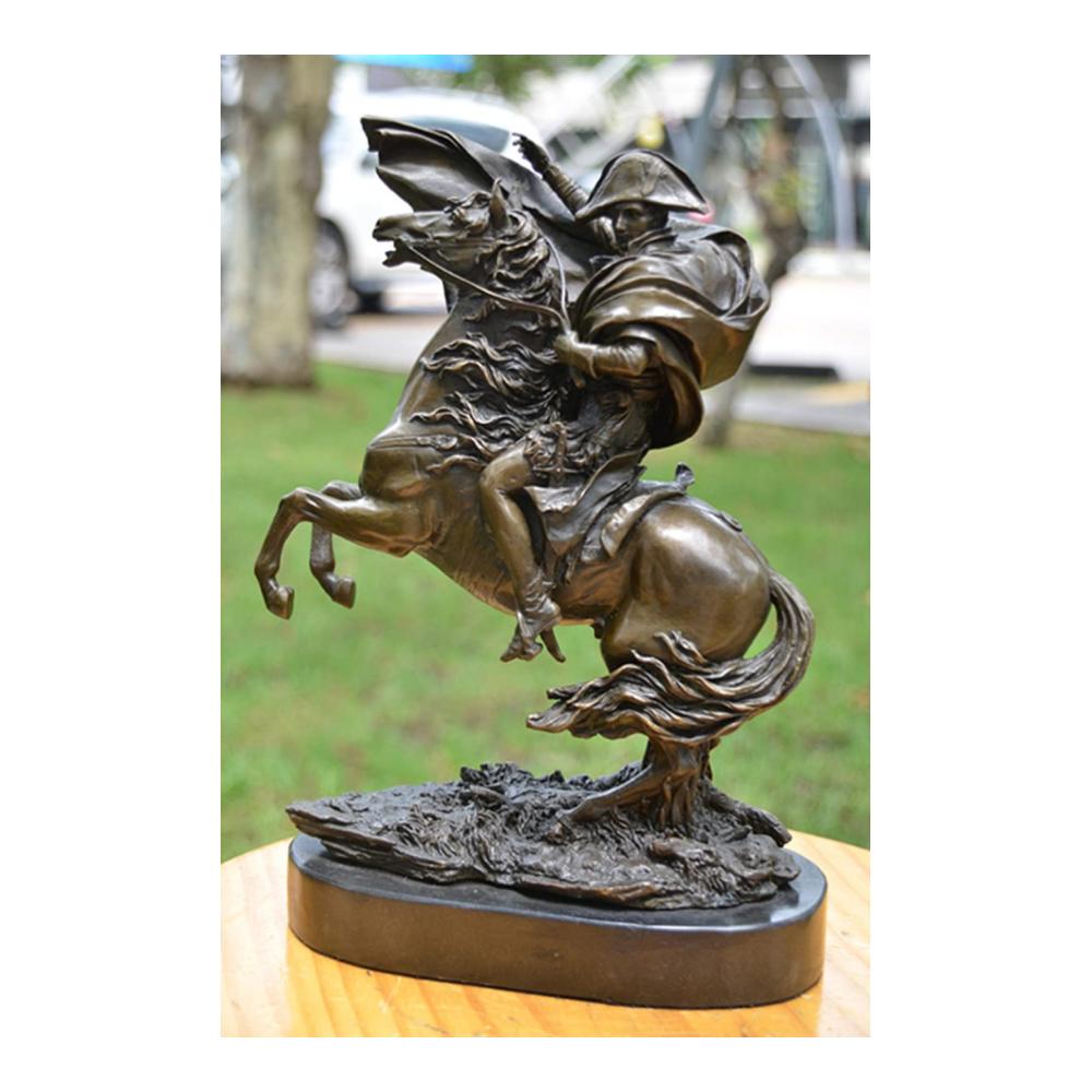 Entdecken Sie die Eleganz von Verzierungen Einzigartige Statuen Skulpturen und Ornamente für stilvolle Akzente im Herrenhaus. Napoleon-Kunsthandwerk in Bronze verleiht Ihrem Zuhause künstlerischen Glanz. Verschönern Sie Ihr Ambiente mit exquisiten Herrenhaus-Ornamenten und schaffen Sie eine zeitlose Atmosphäre. Perfekte Dekoration für Liebhaber von kunstvollen Bronzefiguren und stilvollen Figuren