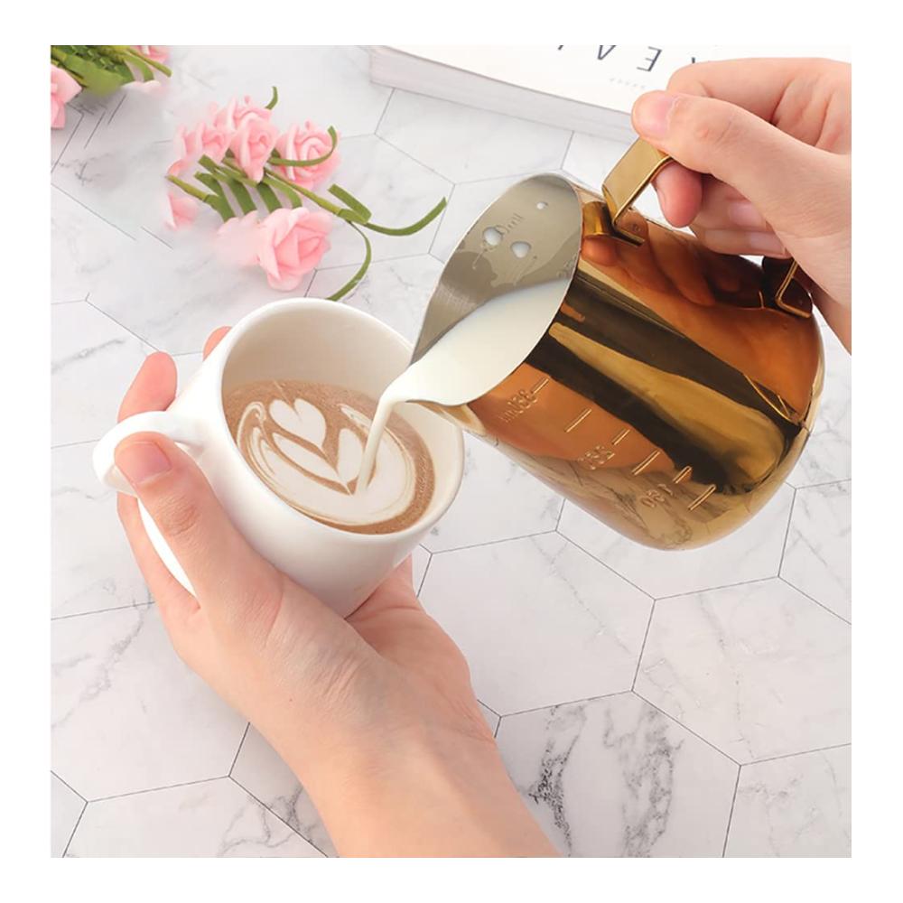Entdecken Sie den Zauber des Kaffeekunsthandwerks mit unserem Edelstahl Milchschaumkännchen. Perfekt für Cappuccino und Latte Art mit Skala für präzises Messen. Ein Muss für Espresso-Liebhaber! 600ml Fassungsvermögen ideal für Ihre Espressomaschine. Verleihen Sie Ihrem Kaffee eine magische Note mit unserem Magic Red Krug