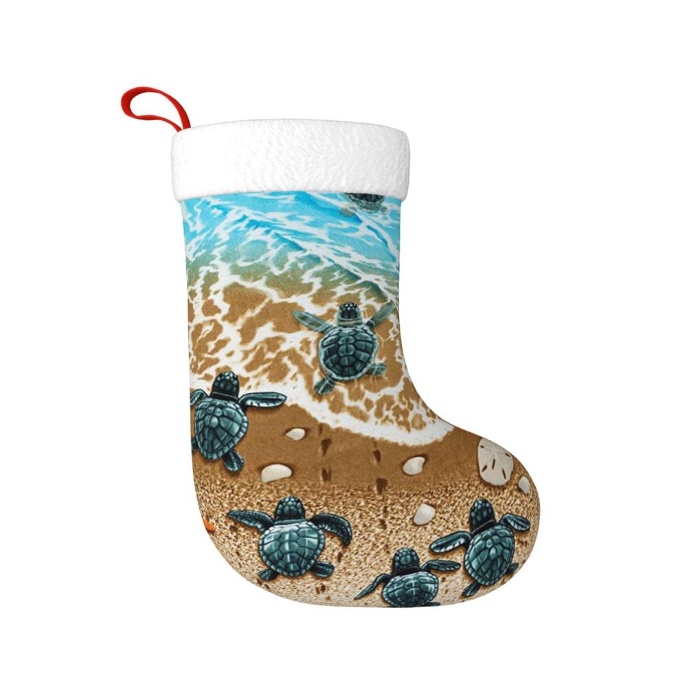 Entzückende Nikolausstiefel Personalisierte Weihnachtsstrümpfe mit bedruckten Schildkröten am Strand-Motiv. Perfekte Dekoration für die Familienurlaubsparty. Erhöhen Sie die Feststimmung