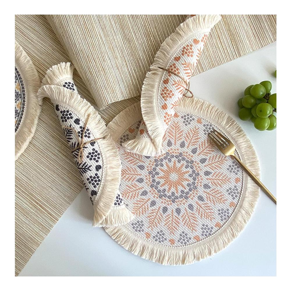 Entdecken Sie Eleganz 4er Set Abwaschbare Boho Geflochtene Platzsets - Stilvolle Runde Tischmatten mit Quasten für Hochzeit Restaurant und Outdoor Tischdeko. Perfekt für