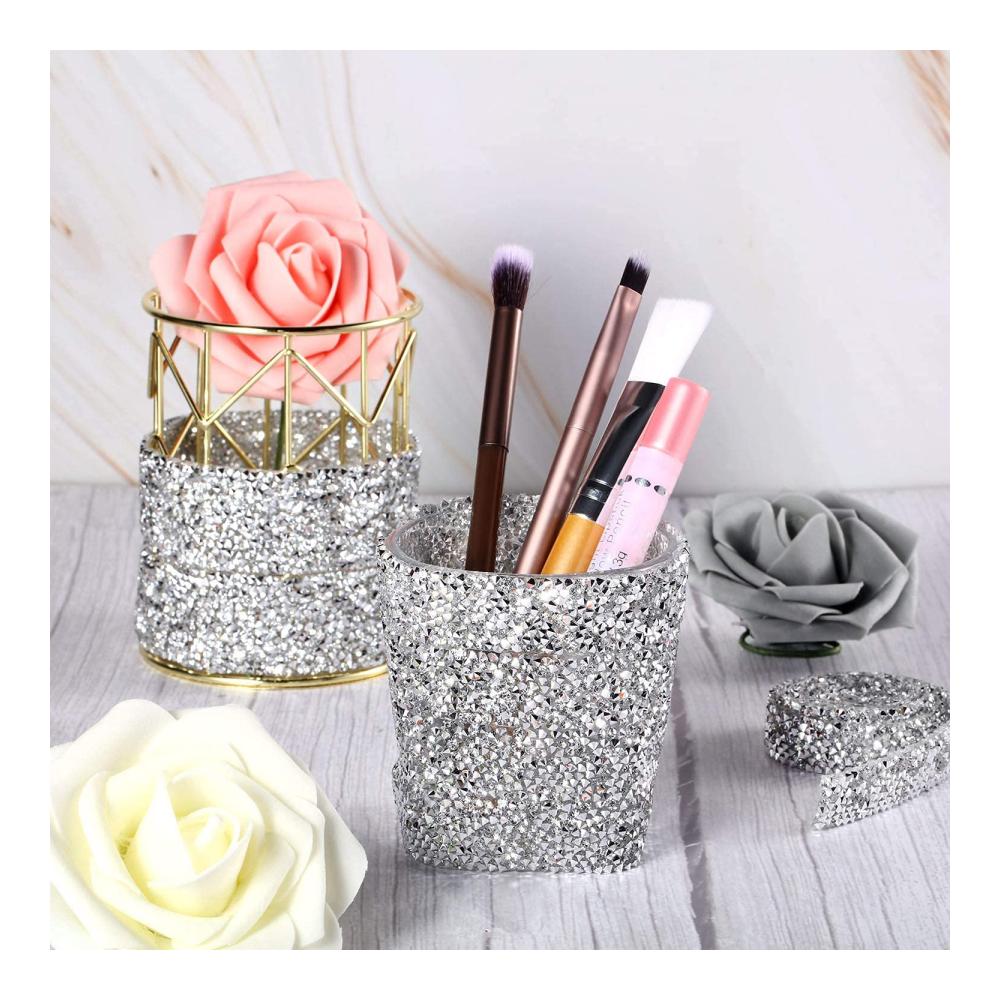 Entfalte kreativen Glanz mit unserem selbstklebenden Kristall Strass Diamant Band! 5 Rollen funkeln in 15 mm Breite für DIY Projekte Handwerk und glamouröse Dekorationen. Strahlende Eleganz für Parties Hochzeiten und mehr