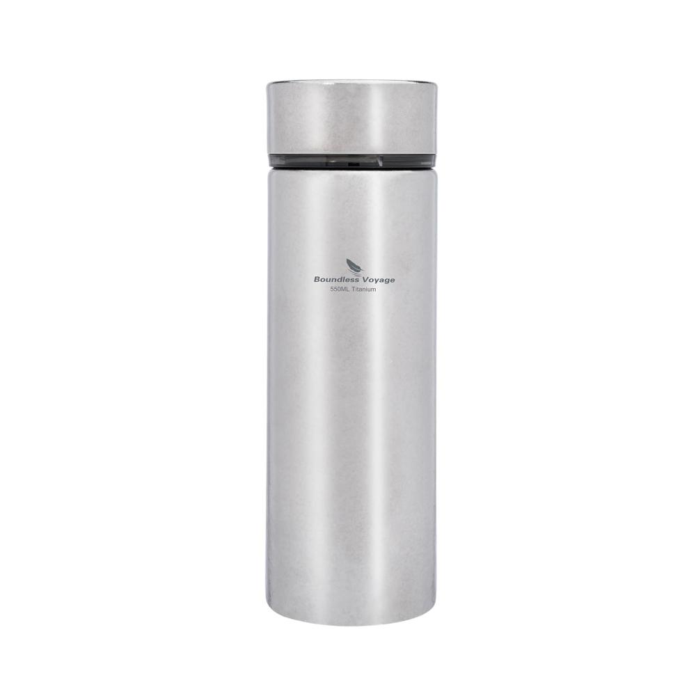 Hochwertige 550ml Titan Thermosflasche mit Filter für heiße und kalte Getränke. Perfekt für Sport Radfahren Wandern Camping und Büro. Leicht und tragbar