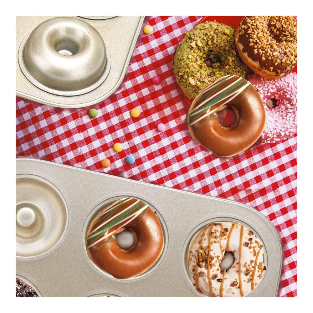 Entdecken Sie die Magie des Backens mit unseren hochwertigen Motivbackformen – Madeleine & Antihaft Krapfen Pfanne Set für köstliche Donuts! 2 Stück Donut Backblech für perfekte Krapfen mit Kohlenstoff beschichtet inklusive praktischem Beutel. Backen Sie mühelos 6 köstliche Krapfen auf einmal. Verleihen Sie Ihren Backkreationen eine einzigartige Form und freuen Sie sich auf unvergessliche Gen