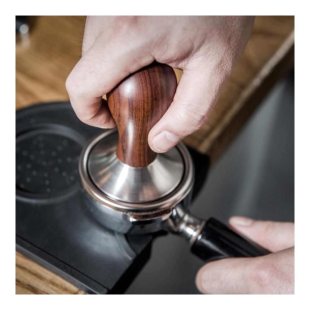 Espresso Tamper Set 51mm – Perfekter Kaffee mit hochwertigem Tamper! Barista Zubehör inklusive Tampermatte Edelstahl-Flachboden und stilvollem Holzgriff. Ideales Espresso Presswerkzeug für Espressomaschinen und Kaffeegenuss