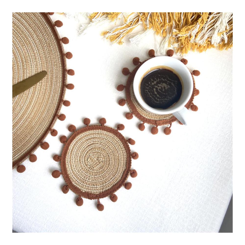 Entdecken Sie Eleganz 6er Set Runde Platzsets 38cm Waschbar & Gewebt - Boho Chic Design mit Pompom Quasten - Hitzebeständige & rutschfeste Tischuntersetzer für stilvolle Mahlzeiten - Grüne Akzente für perfekte Tischdek