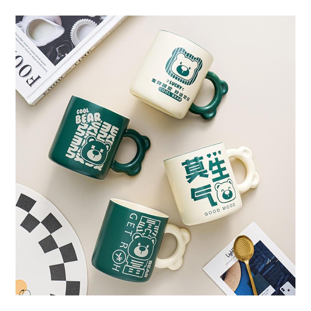 Entdecken Sie den Genuss mit unseren 380ml Kreativ-Rich-Bear-Keramik-Tassen! Perfekt für Zuhause und Büro diese stylischen Tassen bringen Spaß und Geschmack in Ihren Kaffee- oder Milchgenuss. Hervorragendes Design hohe Qualität und ein Hauch von Persönlichkeit machen diese Tassen zu einem Must-Have. Gönnen Sie sich den Luxus dieser einzigartigen Kaffeetassen & Becher. Genießen Sie den perfekten Schluck in jeder Tasse