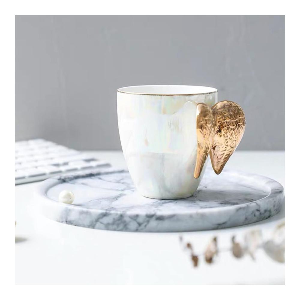 Engelsflügel Kaffeetasse – Keramikbecher mit goldenem geflügeltem Engel Henkel in Engelsflügelform 200 ml perlistisches Porzellan Glückstasse für Kaffeeliebhaber