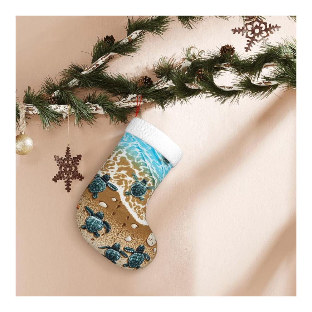 Entzückende Nikolausstiefel Personalisierte Weihnachtsstrümpfe mit bedruckten Schildkröten am Strand-Motiv. Perfekte Dekoration für die Familienurlaubsparty. Erhöhen Sie die Feststimmung