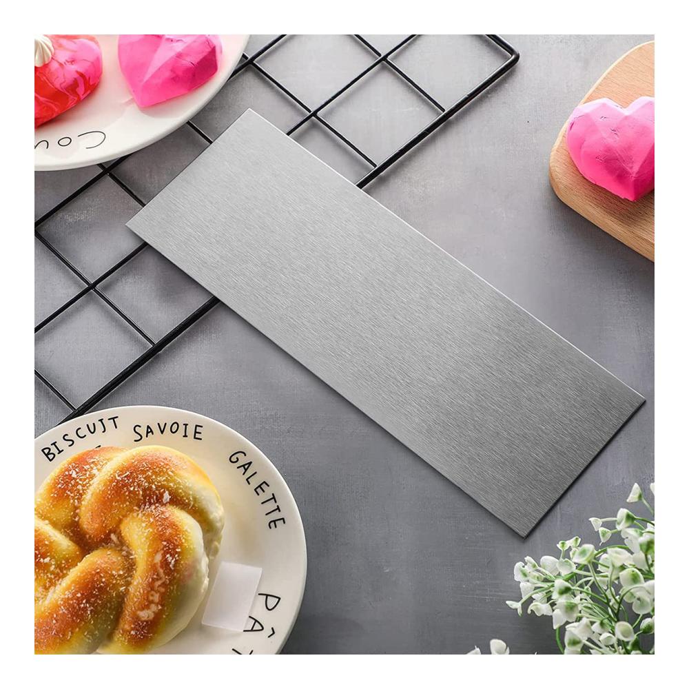 Entdecken Sie das perfekte Modellierwerkzeug 86-Zoll-Edelstahl-Kuchenschaber aus Metall für glatte Tortenoberflächen dekoratives Kuchenkämmen und präzises Schneiden von Mousse und Buttercreme