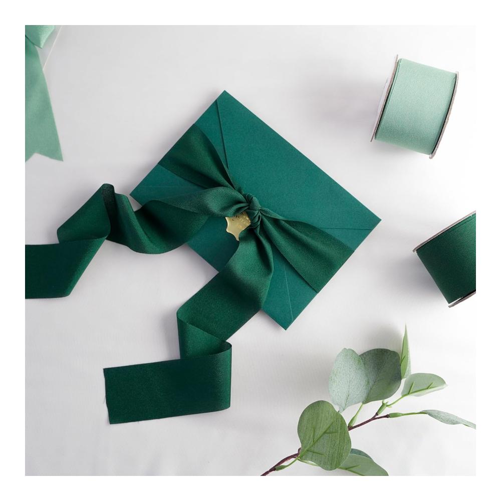 Entdecken Sie die Magie der Festtage mit unserem Weihnachtsgrün Chiffonband 38mm! Perfekt für Geschenkverpackungen Blumensträuße Tischdekorationen und Bastelprojekte. Hochwertiges Geschenkband aus Stoff für unvergessliche Feierlichkeiten