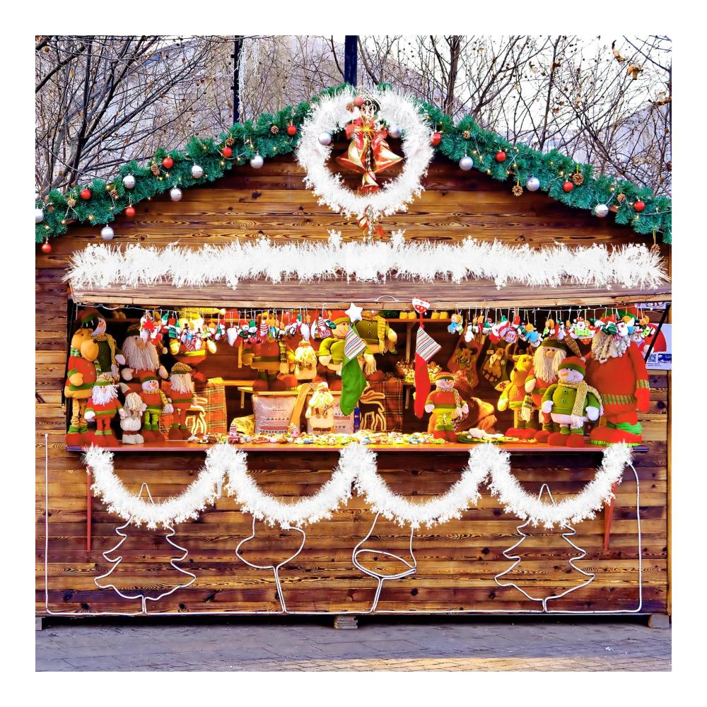 Entdecken Sie den Zauber der Festtage mit unserer exquisiten 6 x 2M Weihnachtsgirlande! Weiß mit Schneeflocken und Tannengirlanden verschönert sie jeden Raum. Verleihen Sie Ihrem Weihnachtsbaum Glanz mit Lametta während die Winter Girlande Wand Tür Fenster Kamine und Treppengeländer schmückt. Bringen Sie festliche Freude in Ihr Zuhause