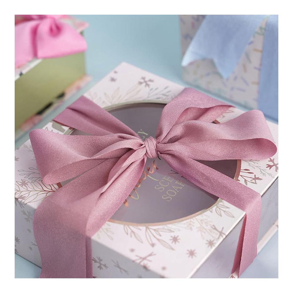 Entdecken Sie die Magie der Festtage mit unserem Weihnachtsgrün Chiffonband 38mm! Perfekt für Geschenkverpackungen Blumensträuße Tischdekorationen und Bastelprojekte. Hochwertiges Geschenkband aus Stoff für unvergessliche Feierlichkeiten