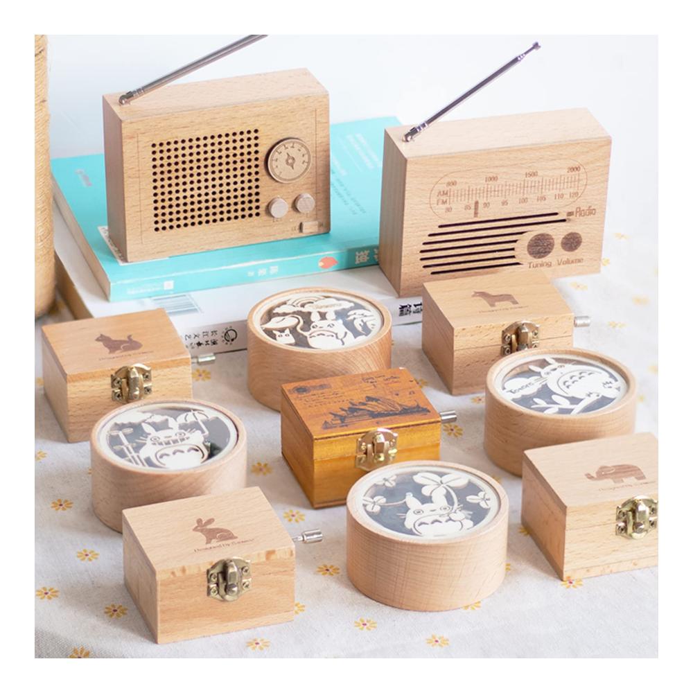 Entdecken Sie die Magie der Musik Personalisierte Spieluhr in Mini-Geschenkbox aus Vintage-Holz. Handkurbel betrieben für zeitlose Melodien. Perfektes Geschenk für Opernliebhaber