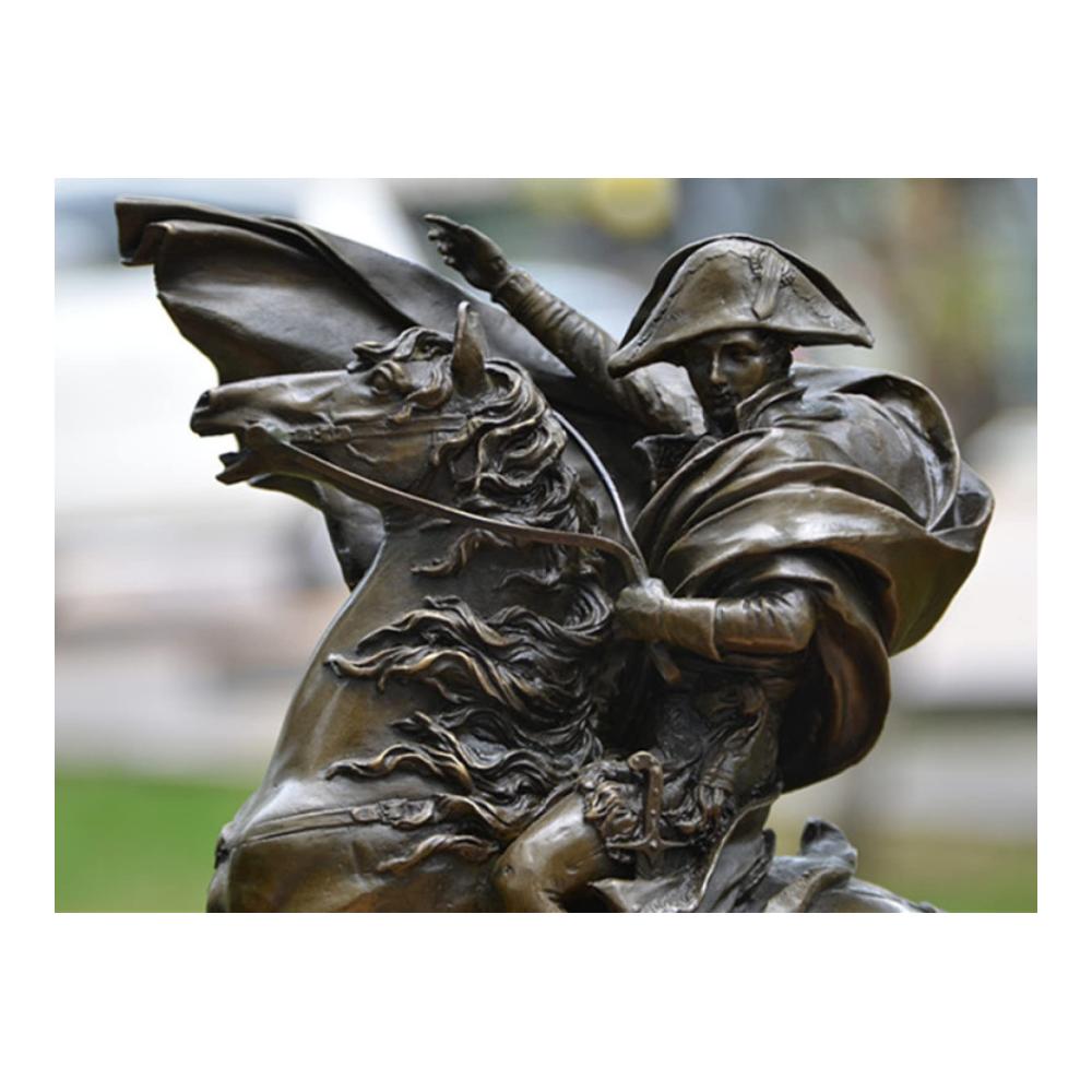 Entdecken Sie die Eleganz von Verzierungen Einzigartige Statuen Skulpturen und Ornamente für stilvolle Akzente im Herrenhaus. Napoleon-Kunsthandwerk in Bronze verleiht Ihrem Zuhause künstlerischen Glanz. Verschönern Sie Ihr Ambiente mit exquisiten Herrenhaus-Ornamenten und schaffen Sie eine zeitlose Atmosphäre. Perfekte Dekoration für Liebhaber von kunstvollen Bronzefiguren und stilvollen Figuren