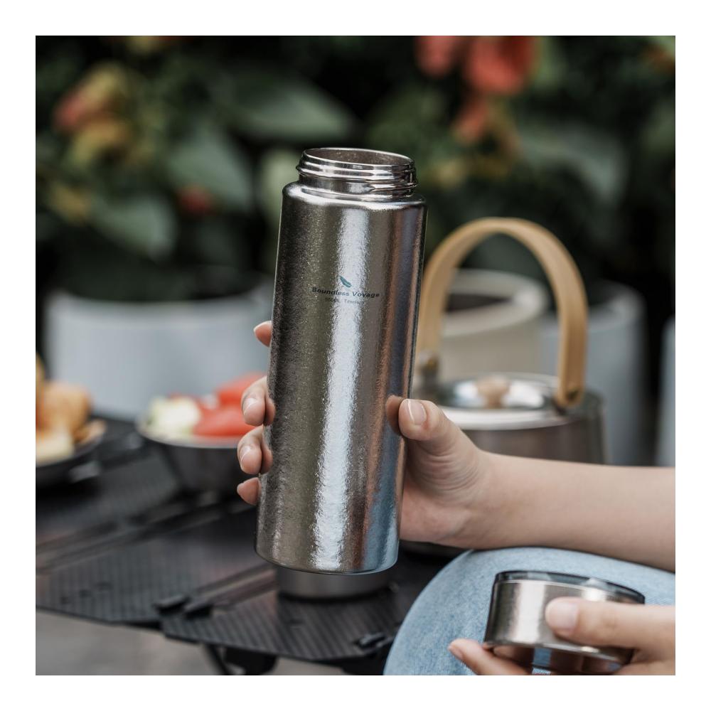 Hochwertige 550ml Titan Thermosflasche mit Filter für heiße und kalte Getränke. Perfekt für Sport Radfahren Wandern Camping und Büro. Leicht und tragbar