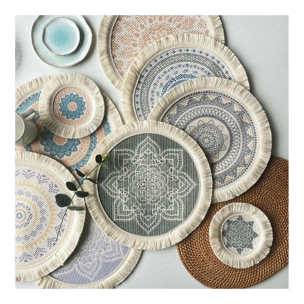Entdecken Sie Eleganz 4er Set Abwaschbare Boho Geflochtene Platzsets - Stilvolle Runde Tischmatten mit Quasten für Hochzeit Restaurant und Outdoor Tischdeko. Perfekt für